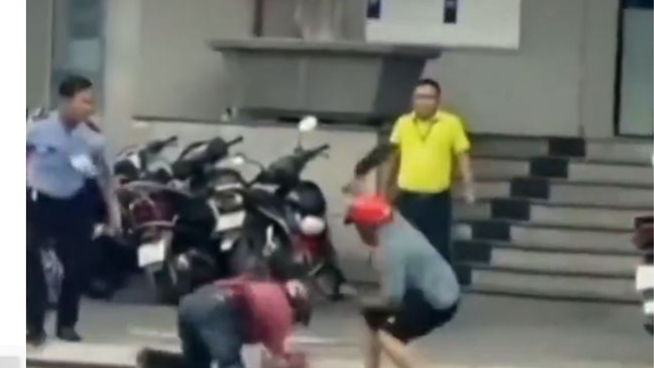 Graban momento que hombre ataca a machetazos a su hermano por reparto de herencia