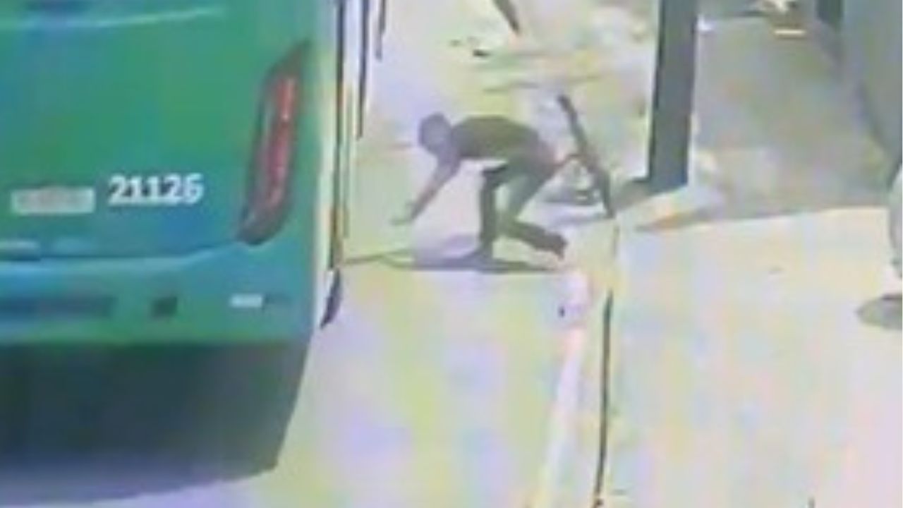 Hombre se quita la vida al arrojarse a las llantas de bus en marcha