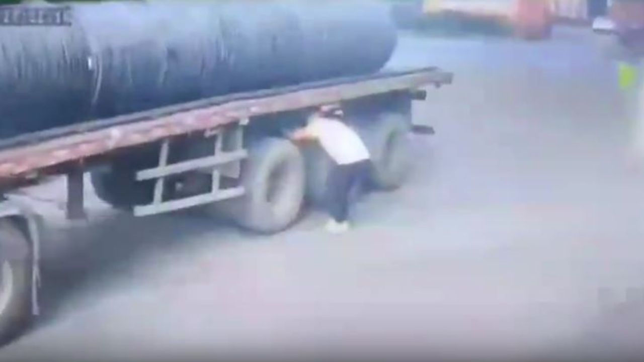 Hombre es aplastado por enorme cilindro cuando revisaba una llanta de rastra