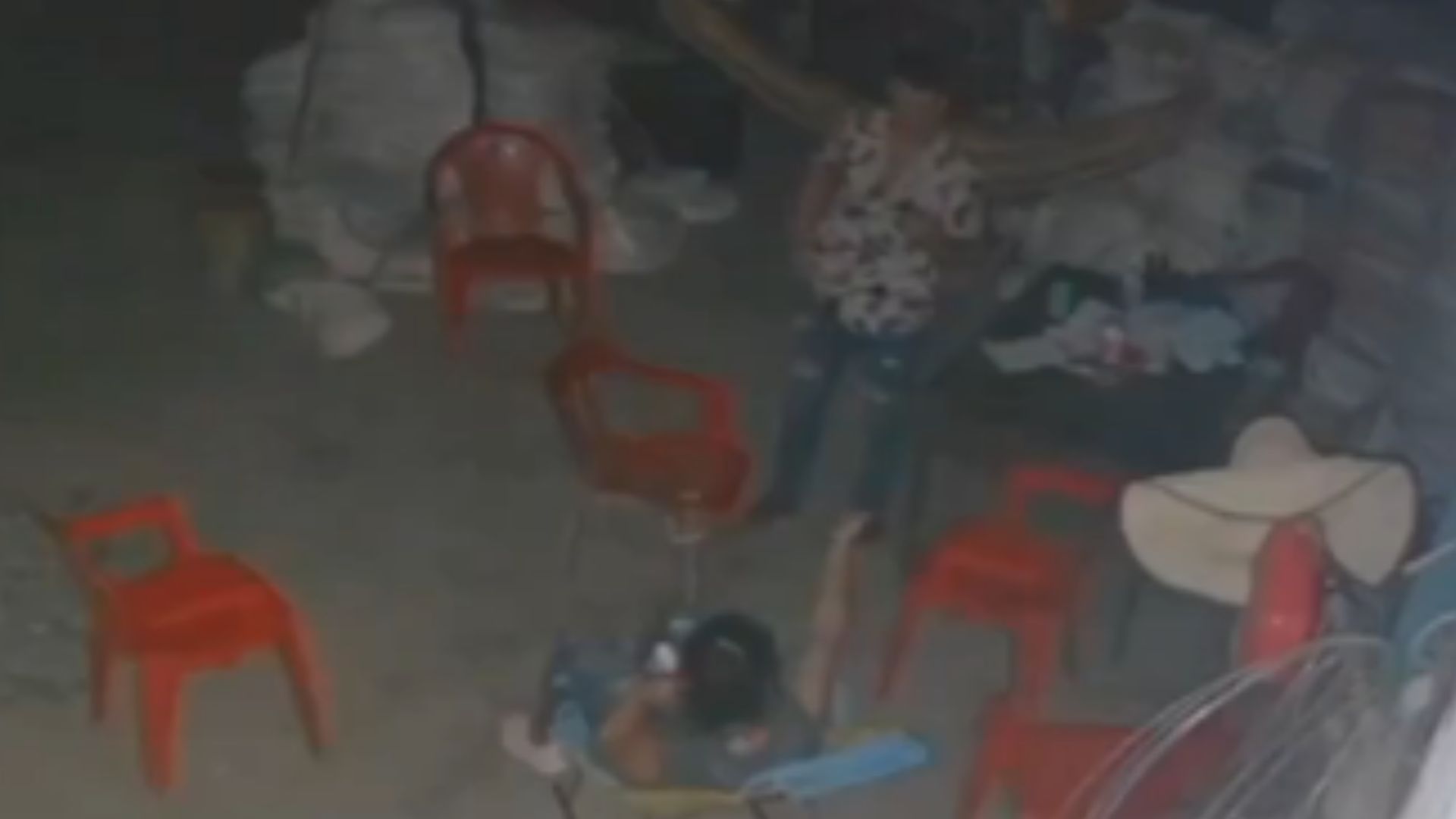Mujer es apuñalada más de 30 veces por su pareja y cámara capta el momento