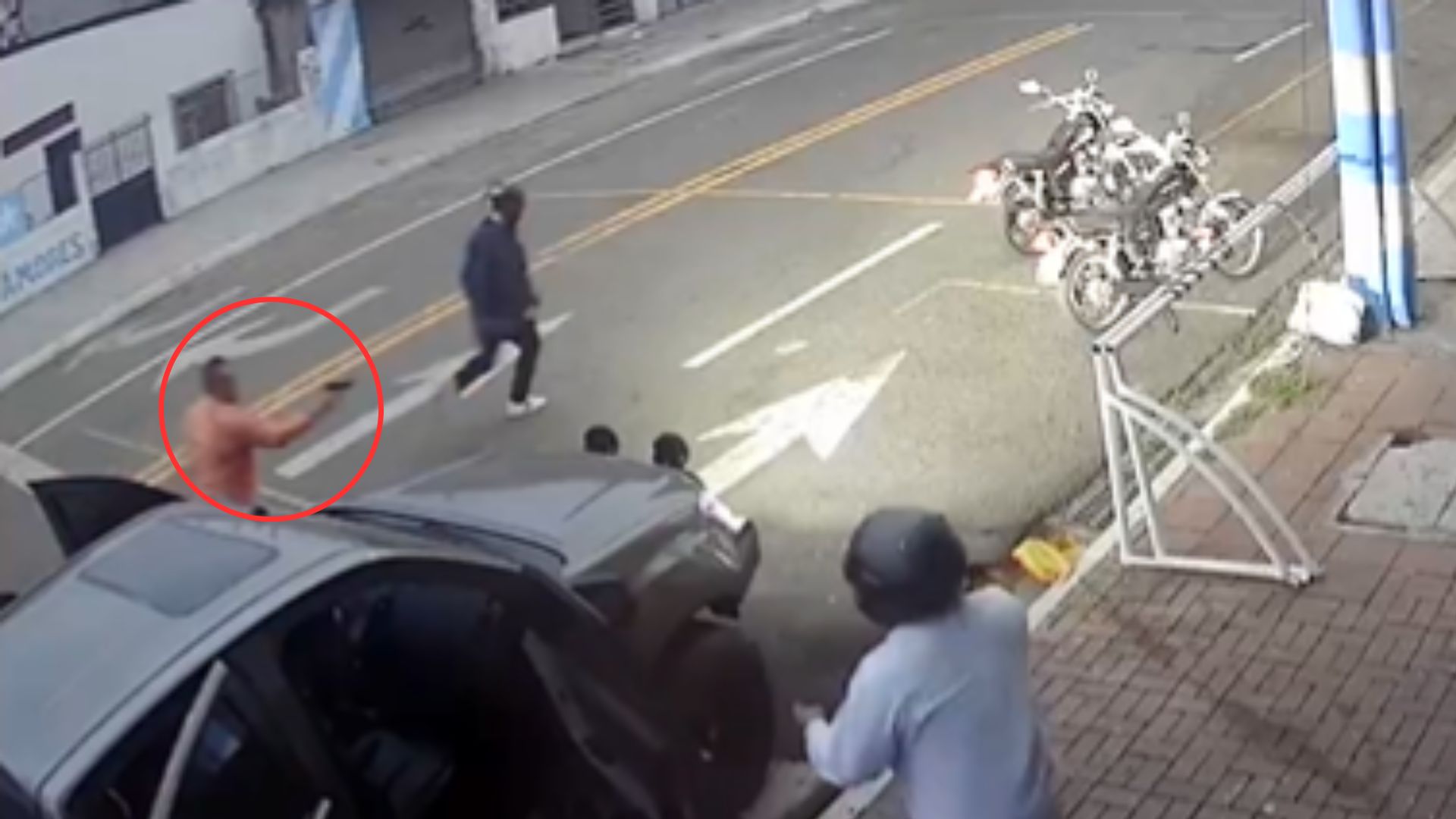 Ladrones en moto intentan asaltar un vehículo, pero el propietario les dispara: video