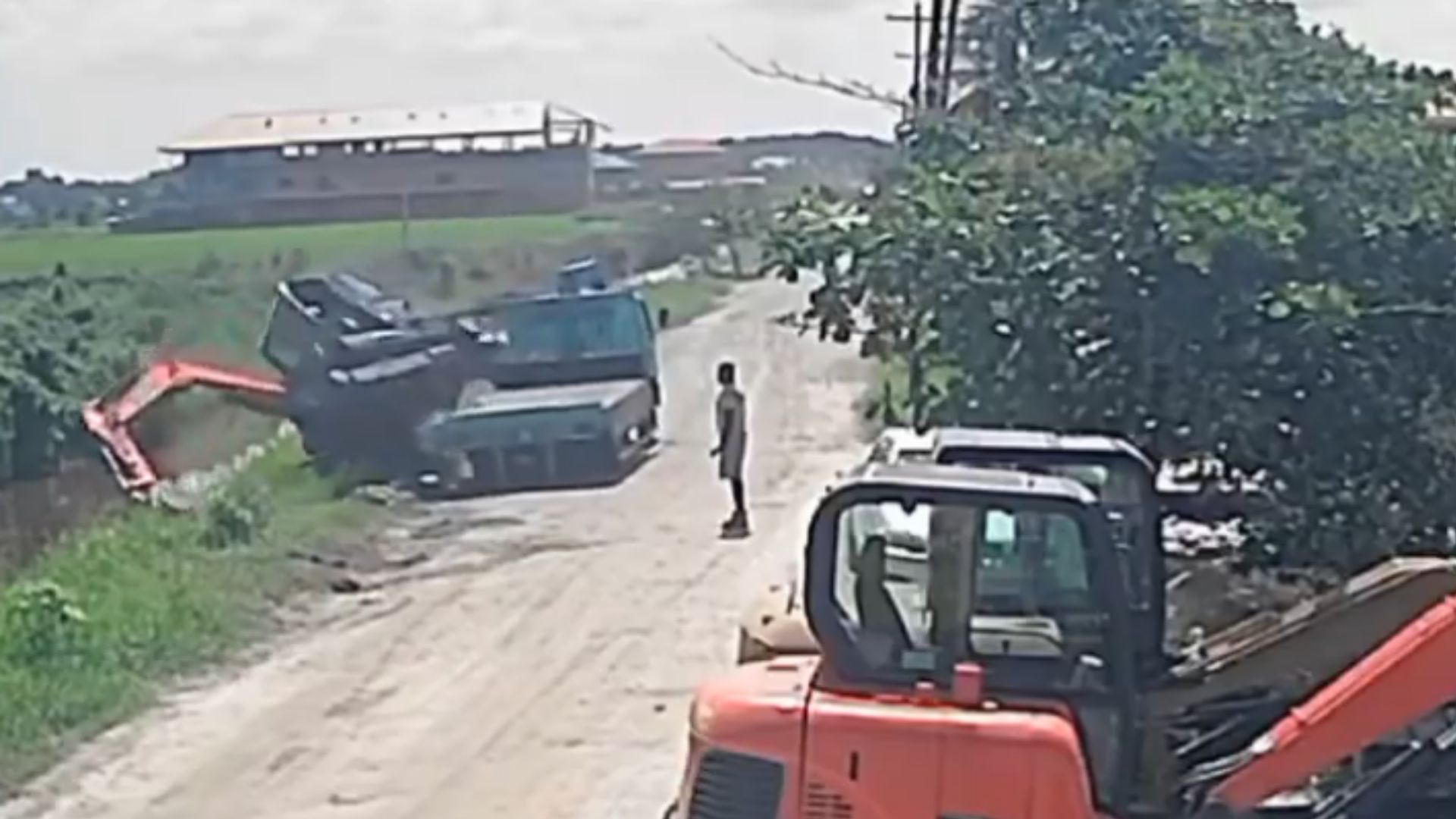 Conductor muere ahogado luego de que la retroexcavadora que operaba cayera al agua