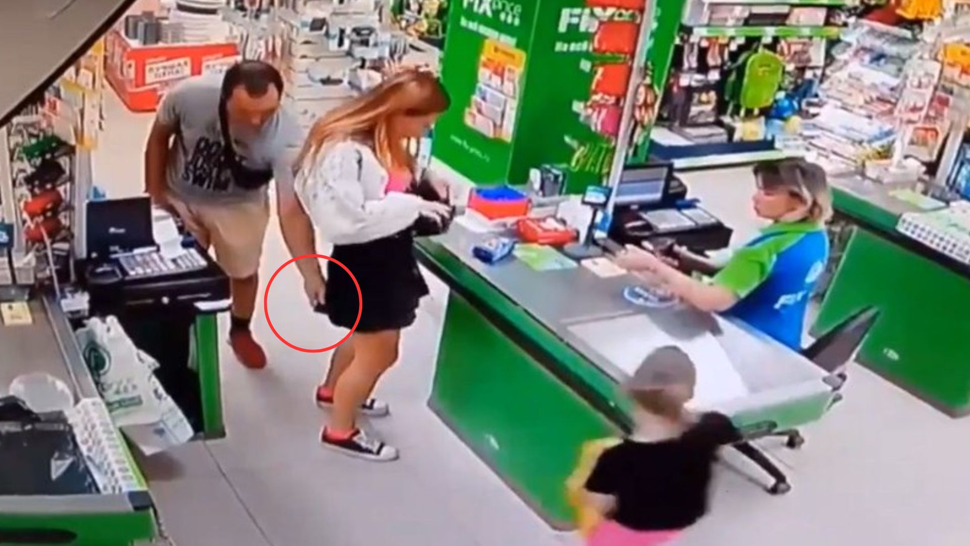 Hombre le toma foto bajo la falda de una mujer frente a su hija y todo queda en video