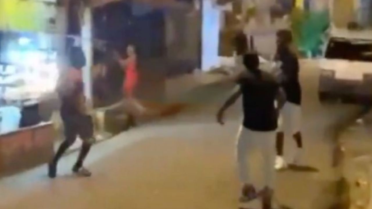 Tres hombres luchan a machetazos por el cariño de una mujer; video del momento