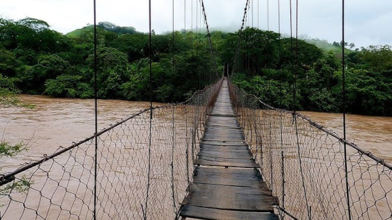 Hondureña fallece al colapsar puente hamaca mientras intentaba cruzarlo