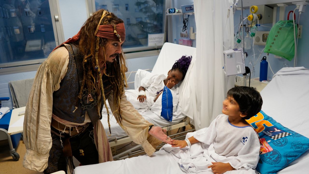 Johnny Depp encarna a Jack Sparrow para visitar a niños en un hospital