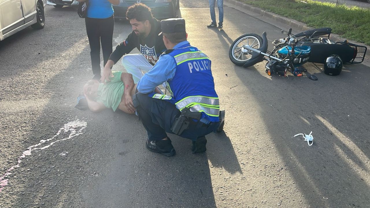 Empleado municipal es arrollado por motociclista cuando iba a barrer en bulevar de Tegucigalpa