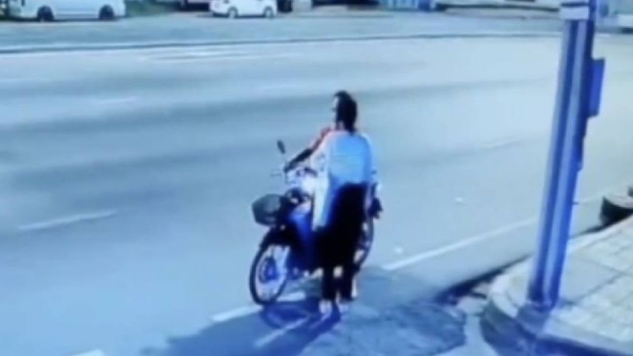 Cámara capta cuando joven se despide de su novia y es arrollado por camioneta