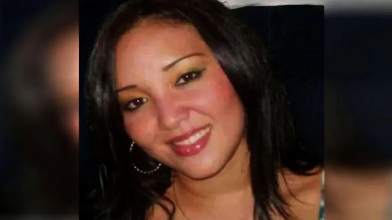 Hombre mata a su expareja y madre de sus tres hijos frente a sus padres y luego se suicida