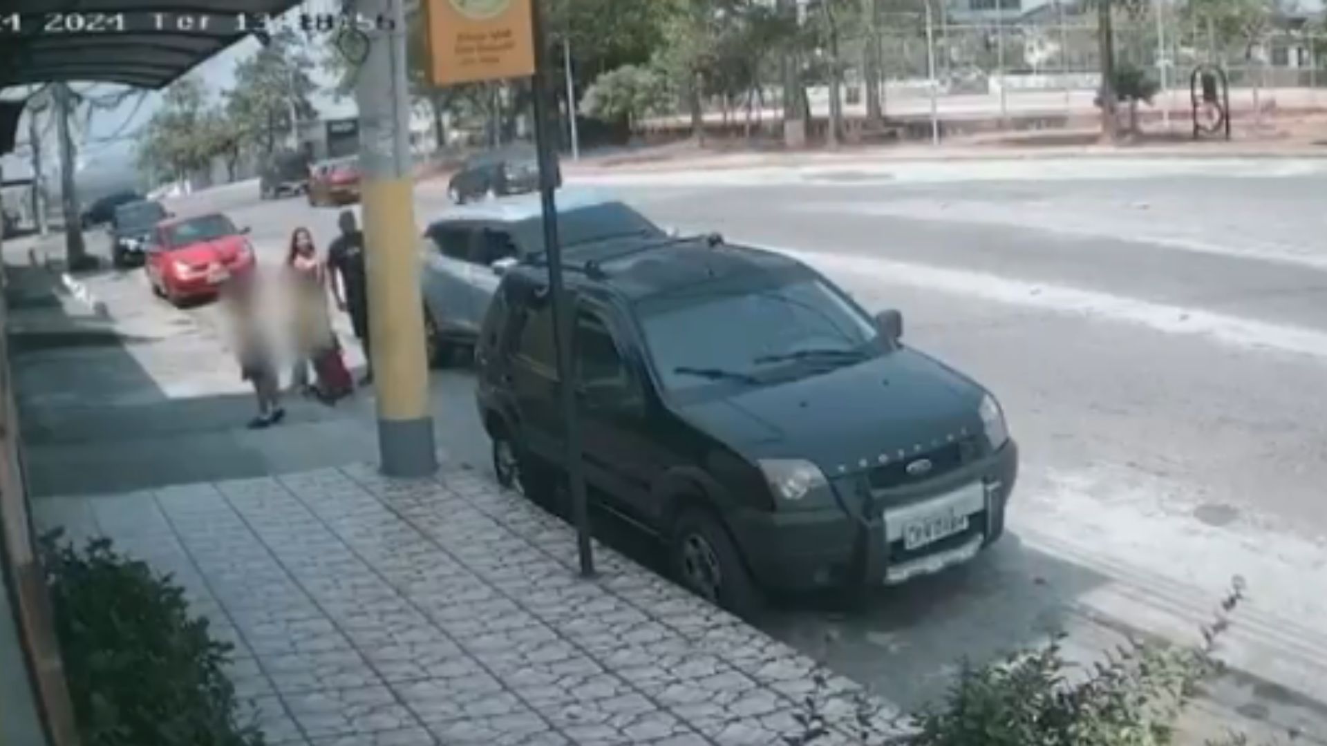 Cámara capta momento en que atacan a disparos a militar cuando dejaba a sus hijos en la escuela