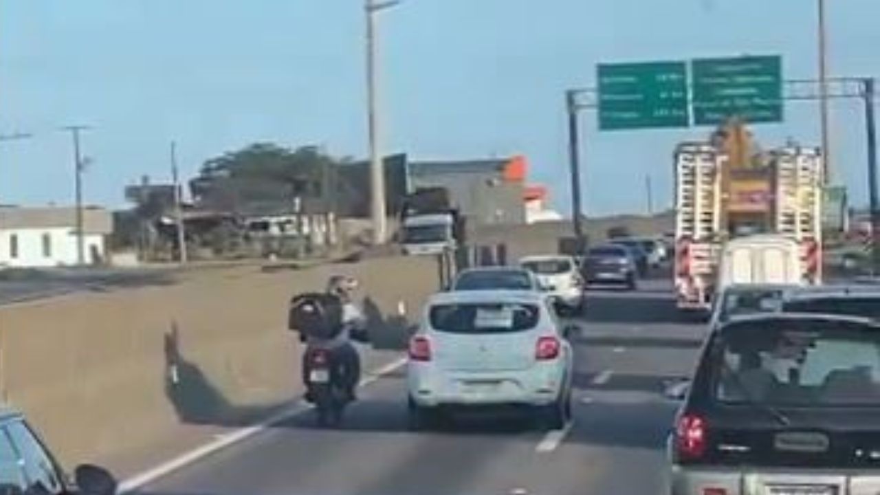 Motociclista murió aplastado por camión tras perder el equilibrio por ir peleando vía: Video