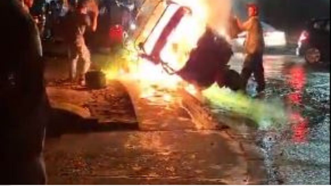 Graban momento que mototaxi con pasajeros se prende en fuego en Tegucigalpa