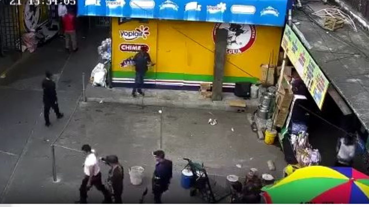 Dueños de locales en mercado atrapan y matan a dos ladrones, video del momento