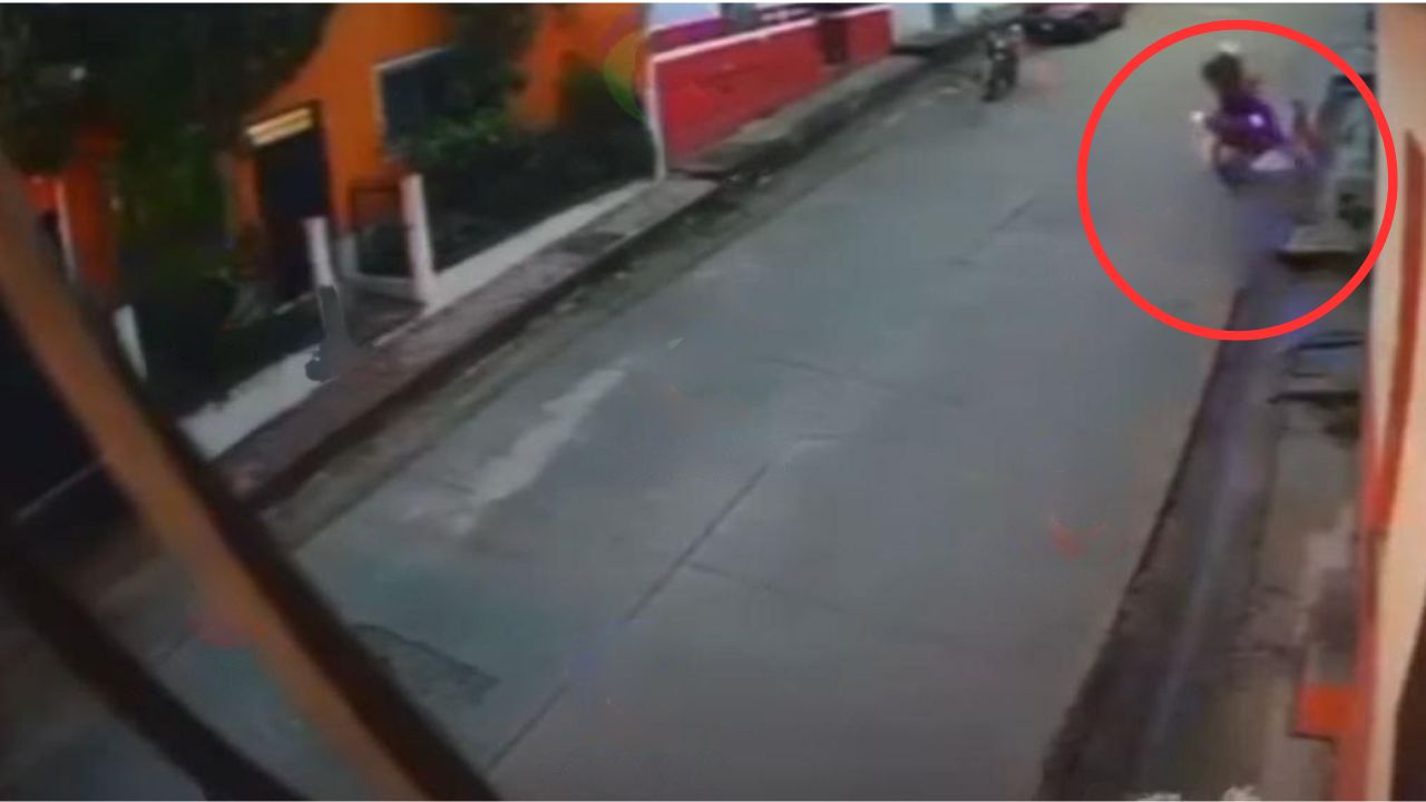 Hondureña es arrollada por motociclista a exceso de velocidad y todo queda en video