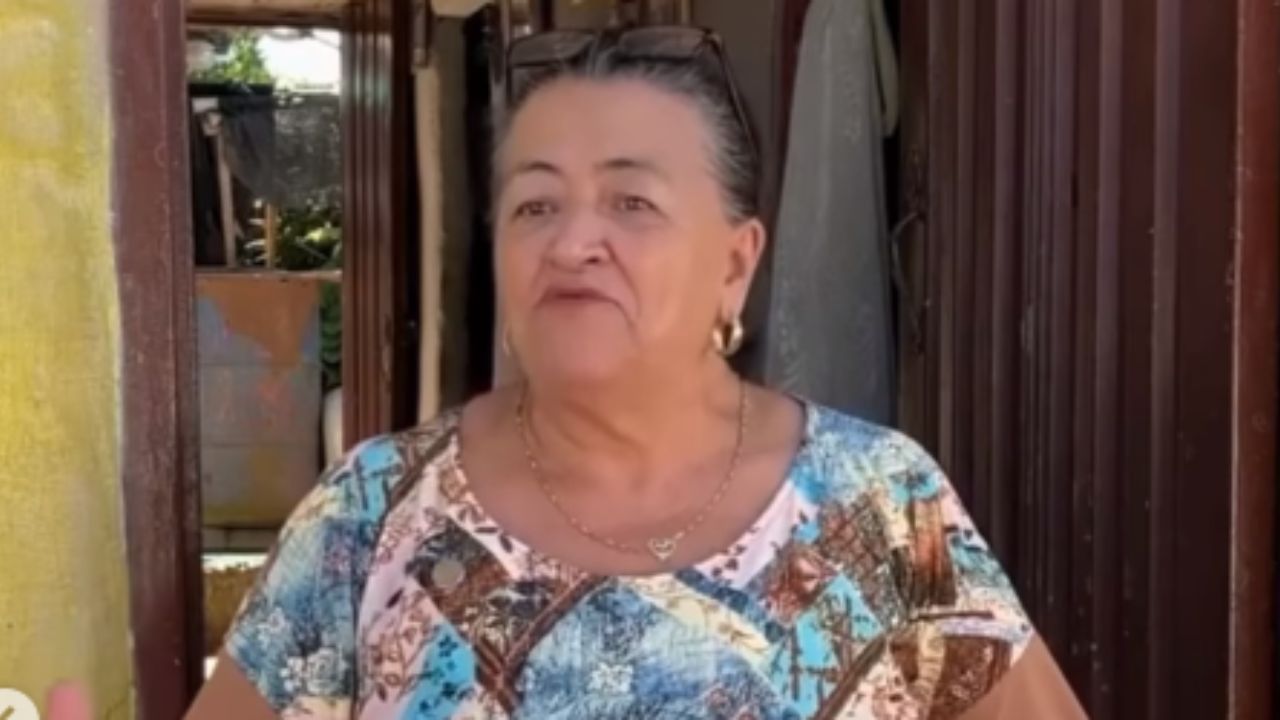 Mujer construye su fortuna vendiendo chismes a vecinos: ya compró dos casas