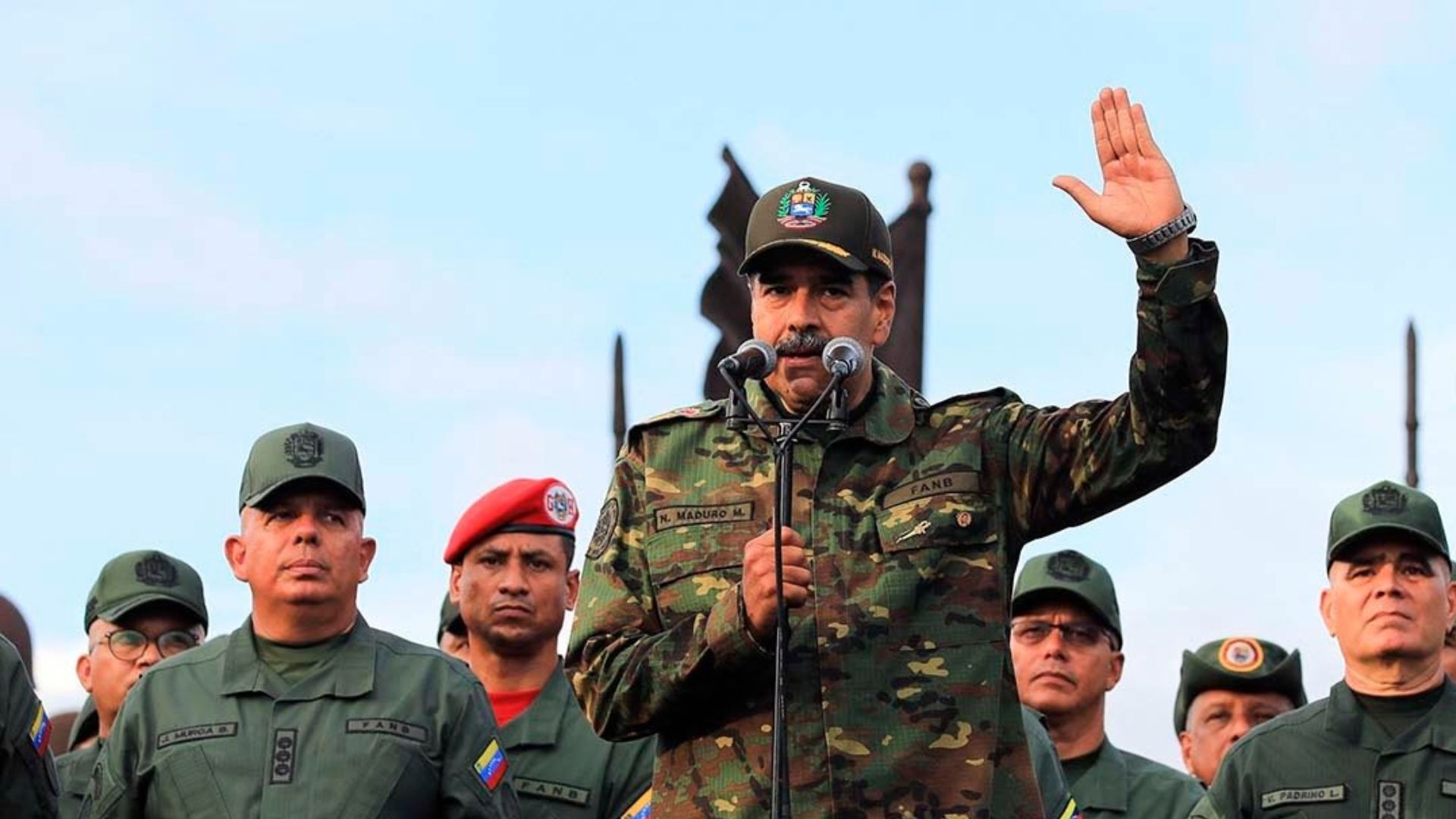 Nicolás Maduro condecora a los cuatro militares sancionados por Estados Unidos