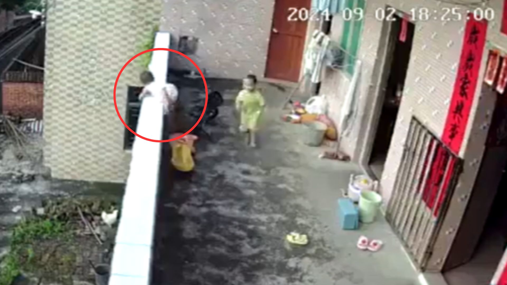 Niño sin supervisión de un adulto se cae de la terraza de su casa