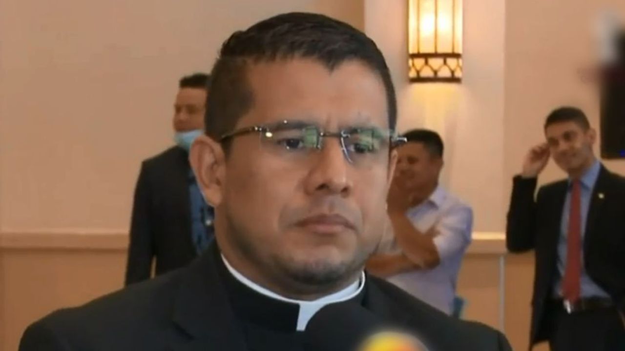 Padre Hernández alerta de deterioro institucional tras escandalo por narcovideo