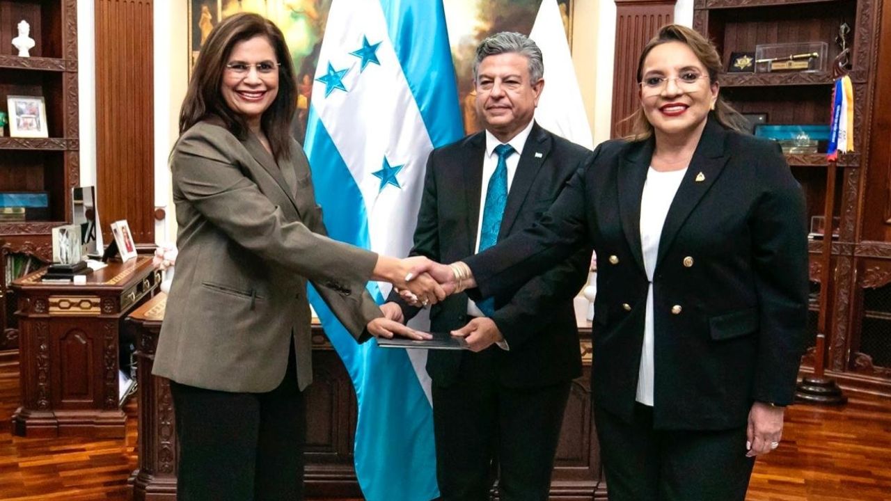 Juramentan a Rixi Moncada como nueva ministra de Defensa