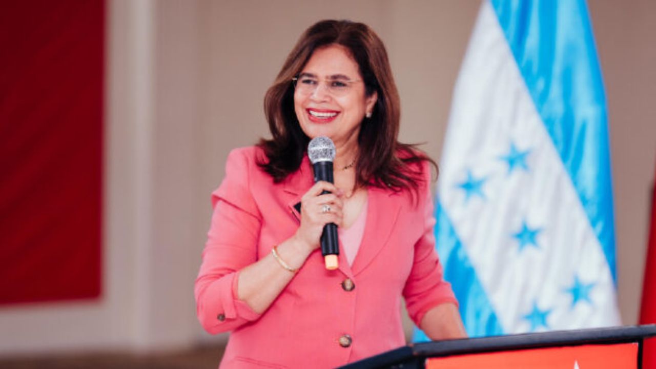 Rixi Moncada revela cuando renunciará a la Secretaría de Defensa en busca de la Presidencia