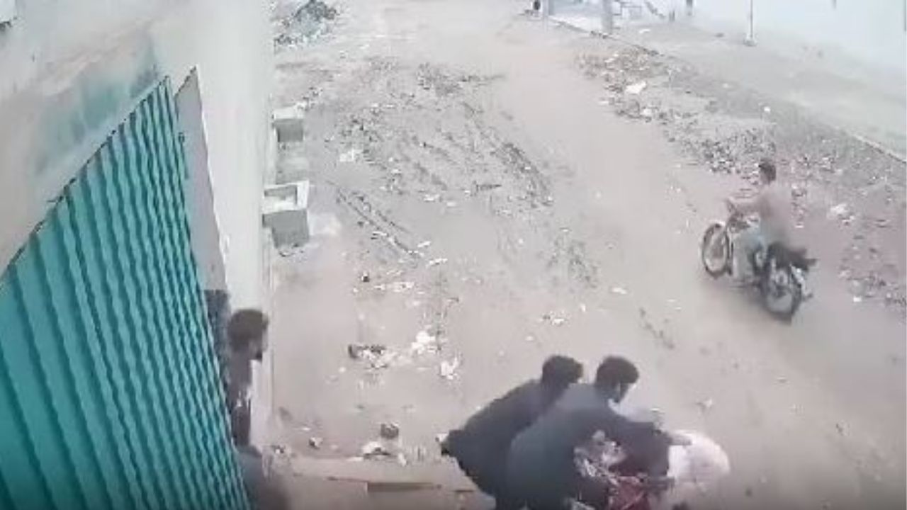 Familia evita robo de motocicleta y le da ejemplar castigo a ladrón