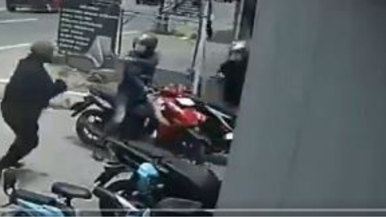 Cámara graba muerte de hombre por evitar robo de su moto afuera de un supermercado