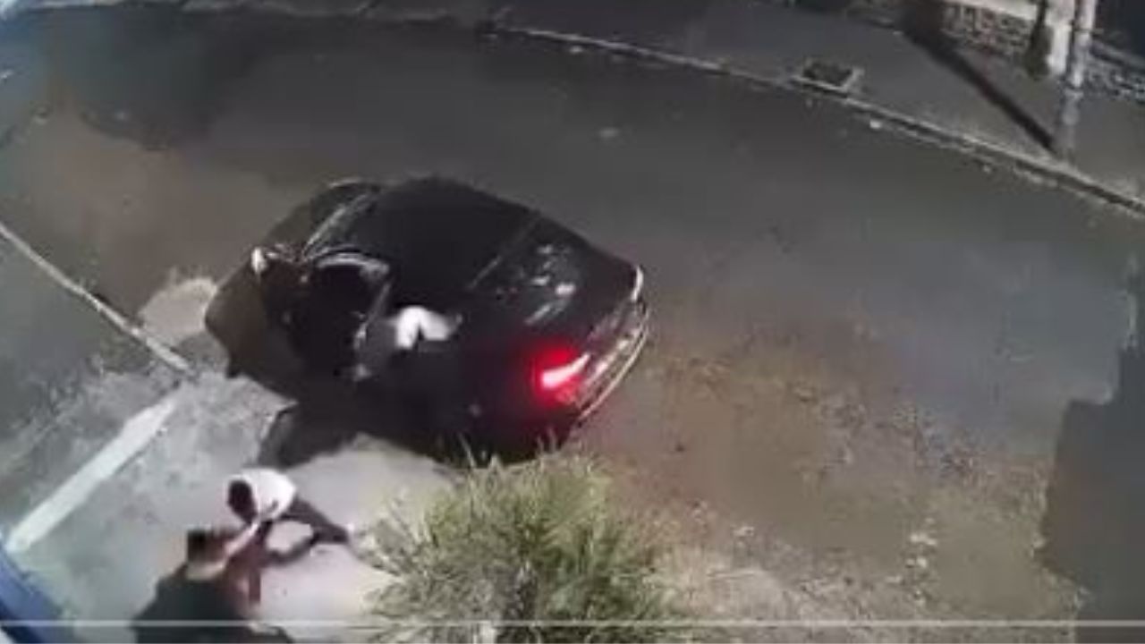 Secuestran a mujer con engaño de entrega de flores en la puerta de su casa: Video del momento