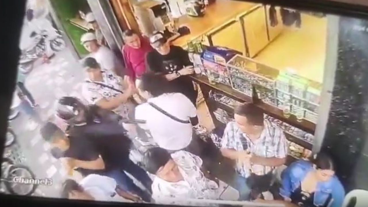 Cámara capta cuando matan a hombre que contaba dinero frente a un negocio