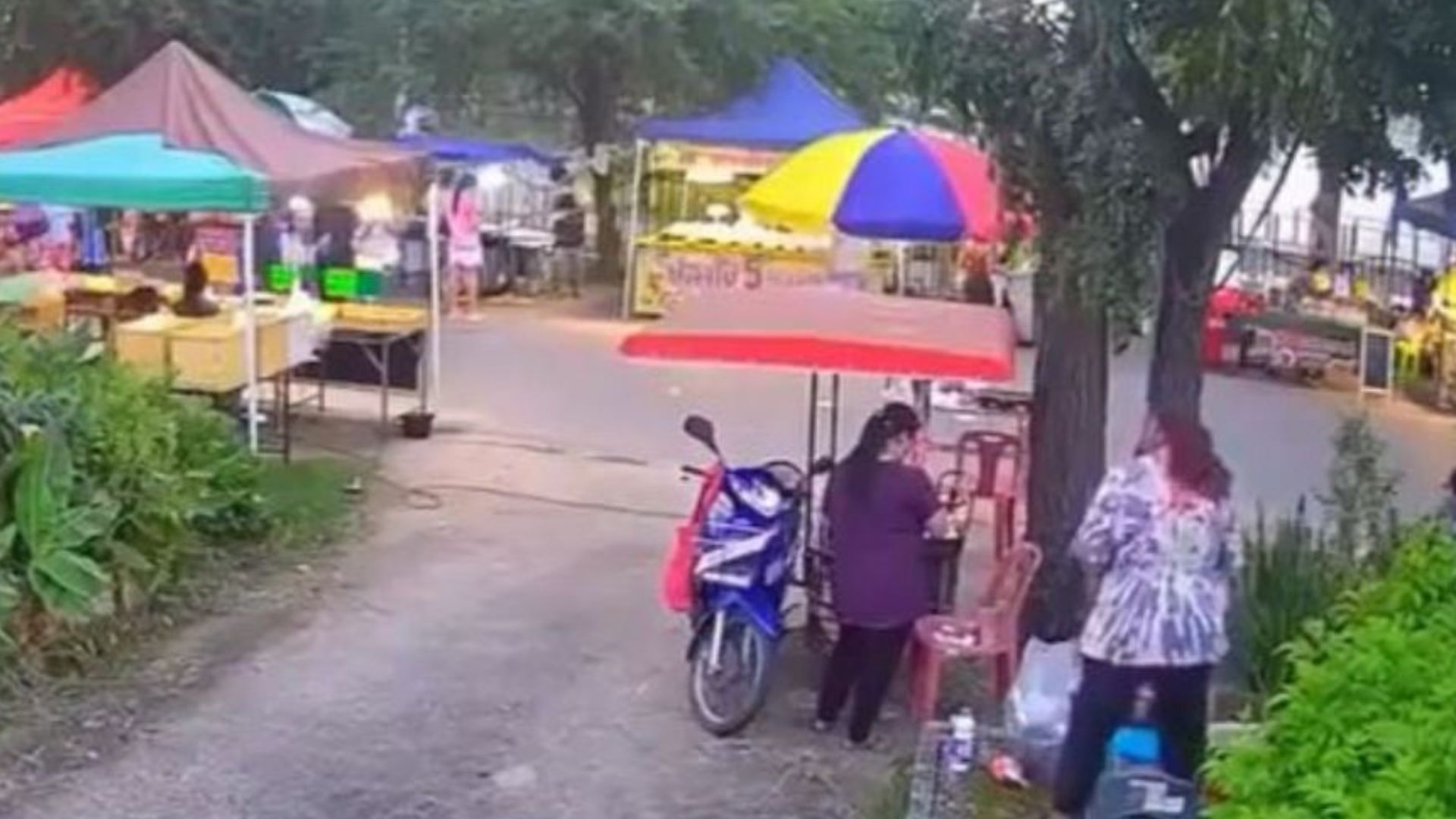 Emprendedora es tragada por socavón cerca de puesto de comida: video
