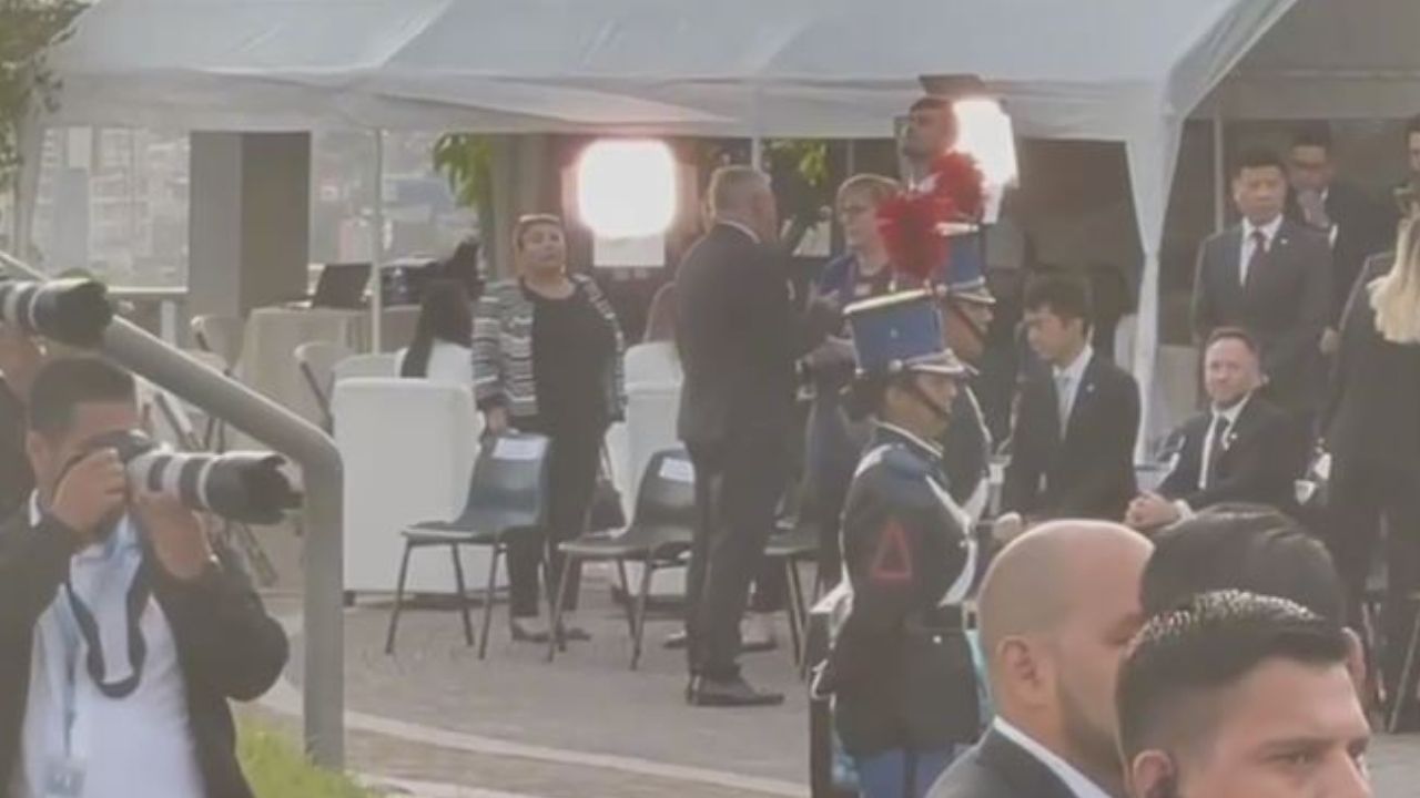 Laura Dogu y Enrique Reina se dan cordial saludo en Día de la Bandera pese a tensión diplomática