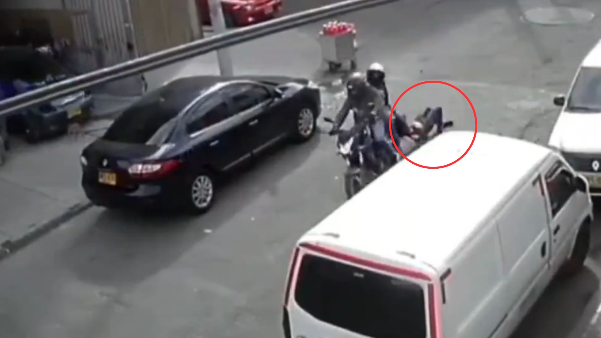 Joven es arrastrada por moto tras asalto; se aferró a sus pertenencias
