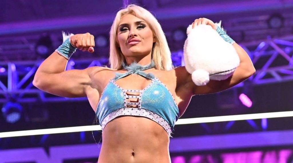Tiffany Stratton sosteniendo un título de la WWE