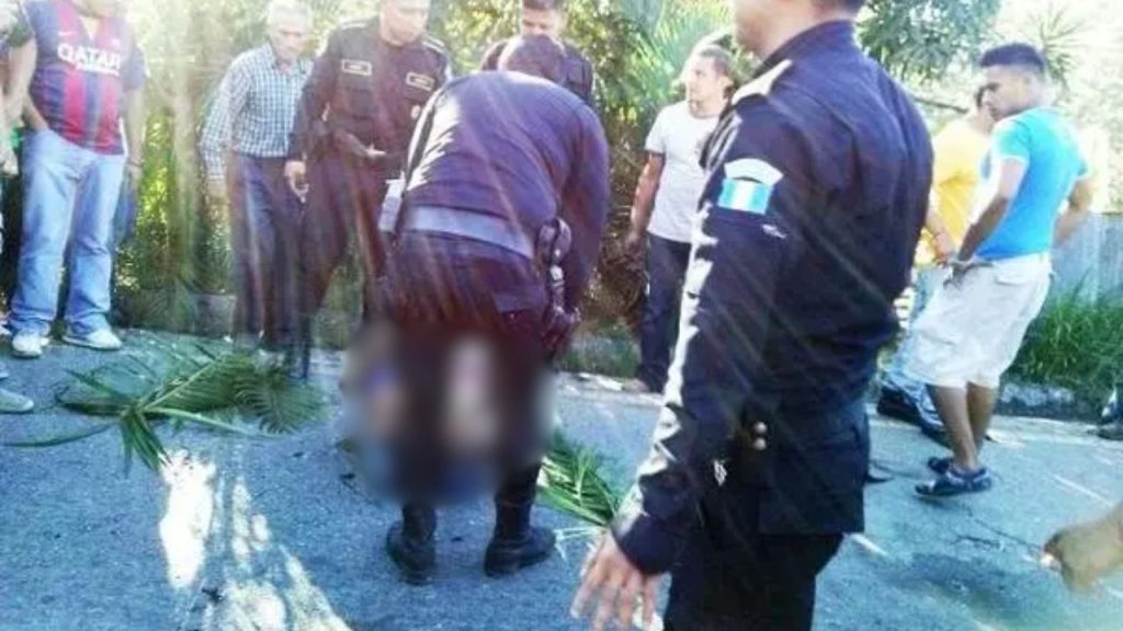 Captura de pantalla donde se ve a la menor siendo atendida por policías