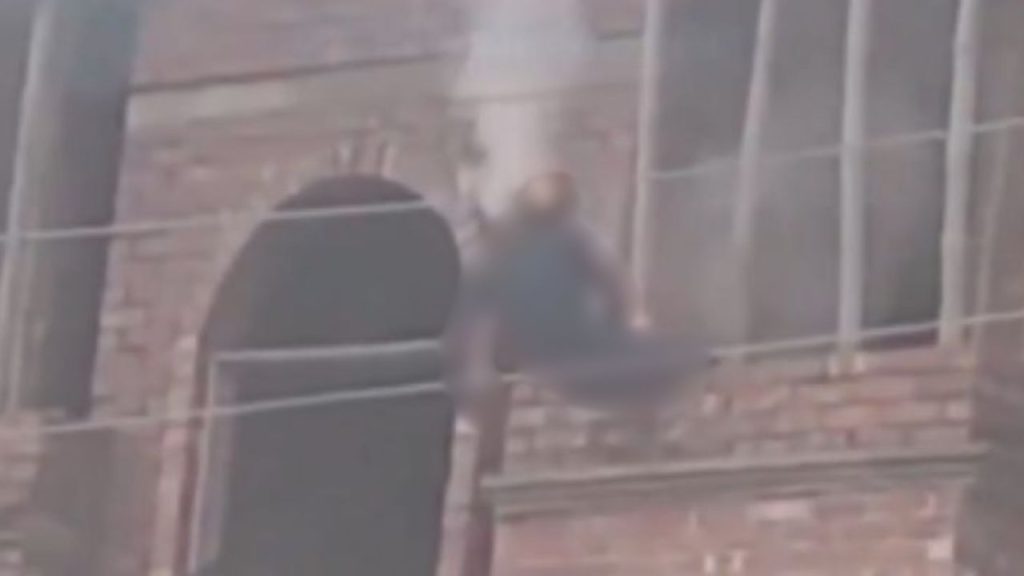 Captura de pantalla donde se ve al hombre sobre los cables de alta tensión