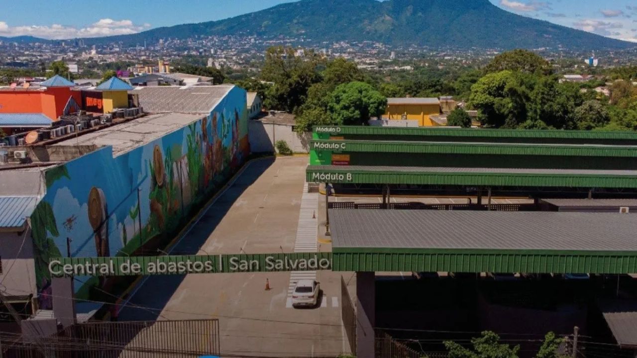 El Salvador abre una central de abasto de alimentos "a bajo costo" como medida económica
