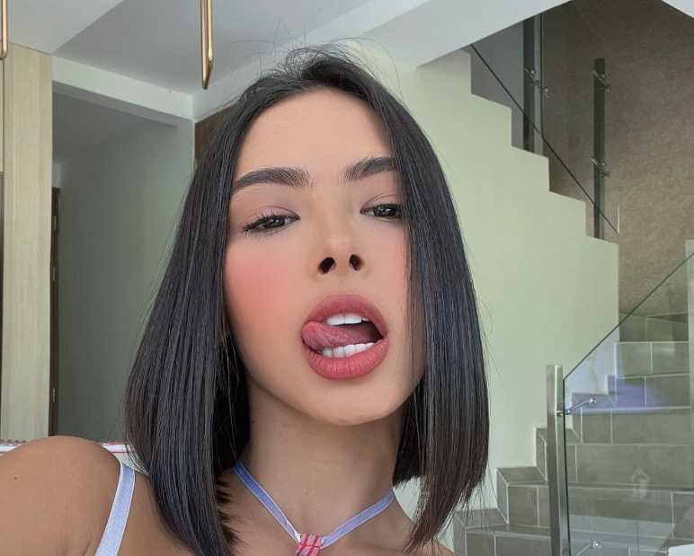 Daniela Antury viendo al frente con su lengua de fuera