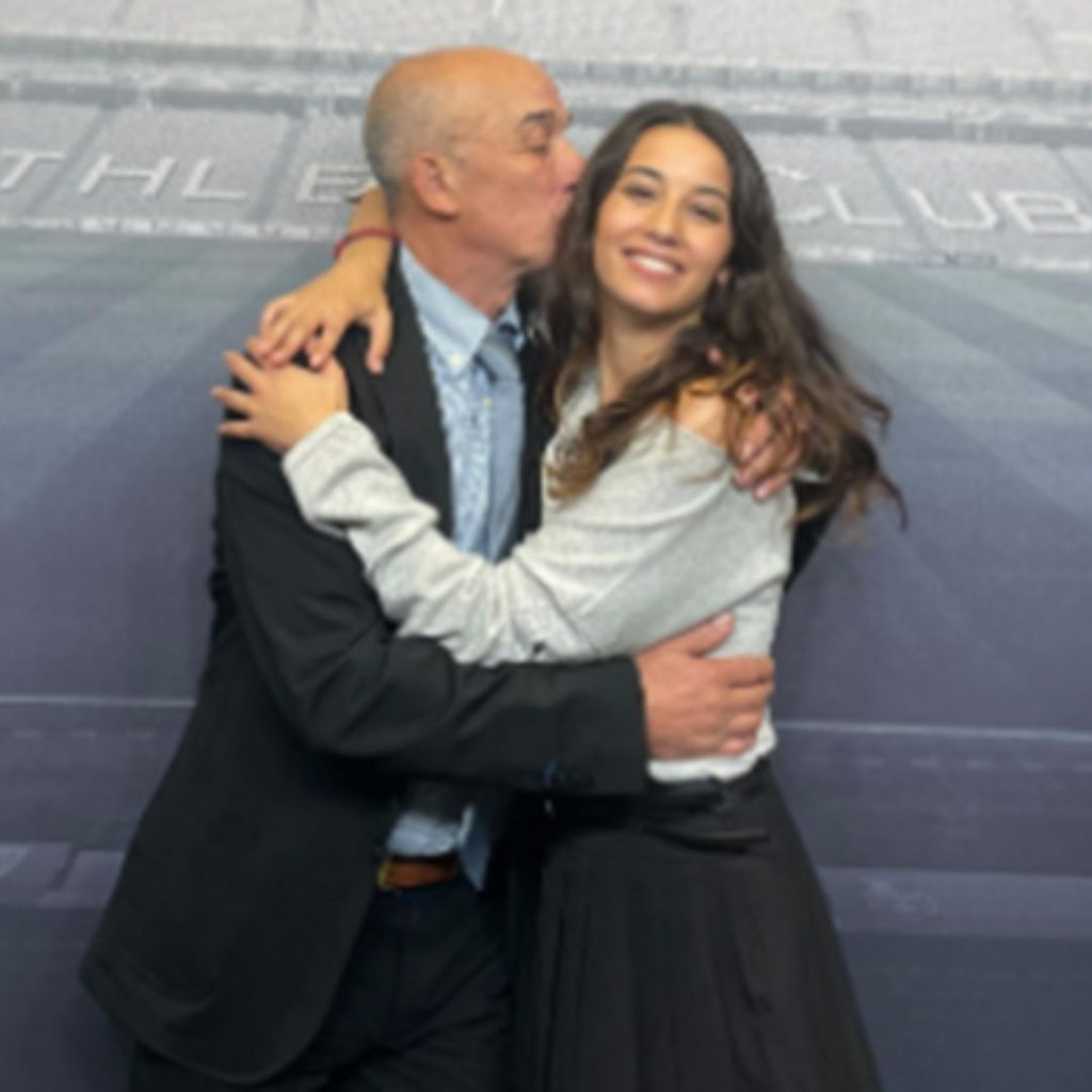 Amaia Aberasturi abrazando a su padre