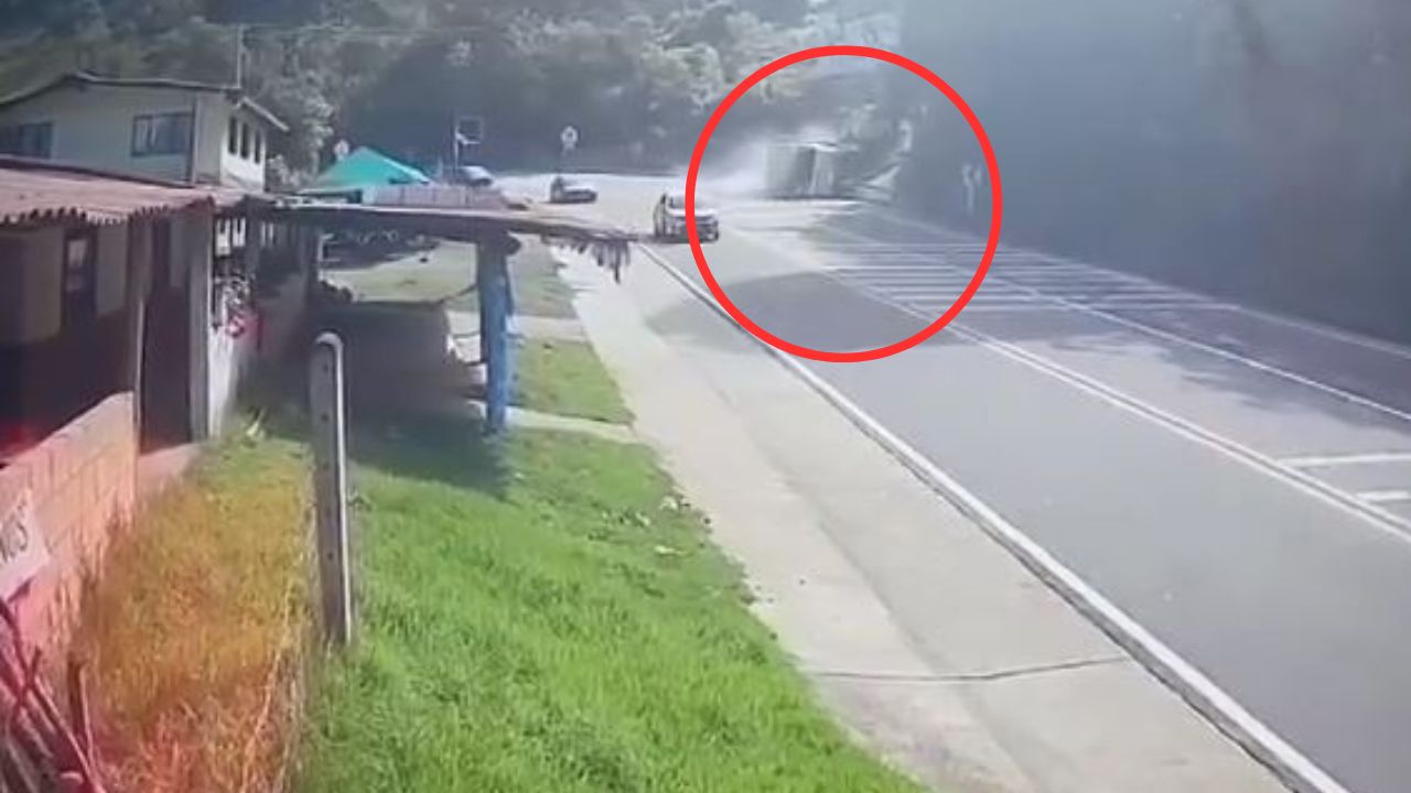 Video captura momento en que bus se estrella contra montaña; murieron cinco estudiantes de veterinaria