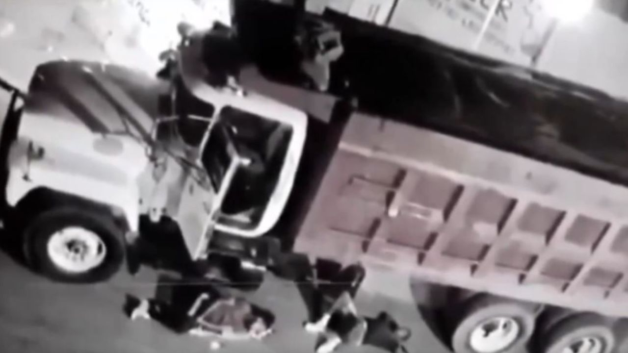 Hombre olvida que su amigo dormía bajo el camión y lo aplasta, todo quedó en video