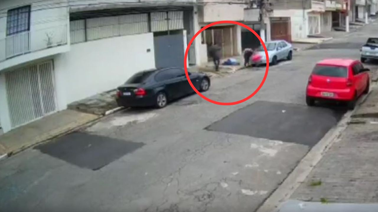 Captan cuando padre con su hija en brazos mata a hombre que los amenazaba con pistola