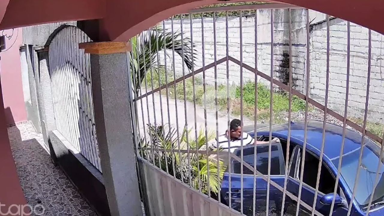 Cámara capta a hombre que llega en su auto a robar en vivienda de Juticalpa
