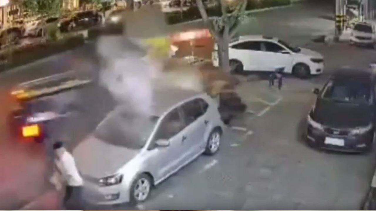 Conductor molesto por mala atención estrella su auto contra clientes de puesto callejero: video