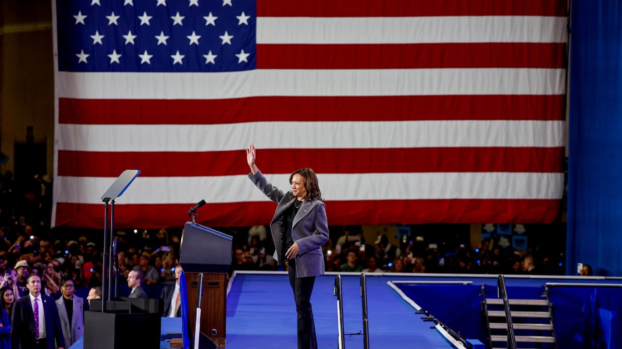 Kamala Harris dice que el comportamiento de Trump "degrada" la presidencia de EE.UU.