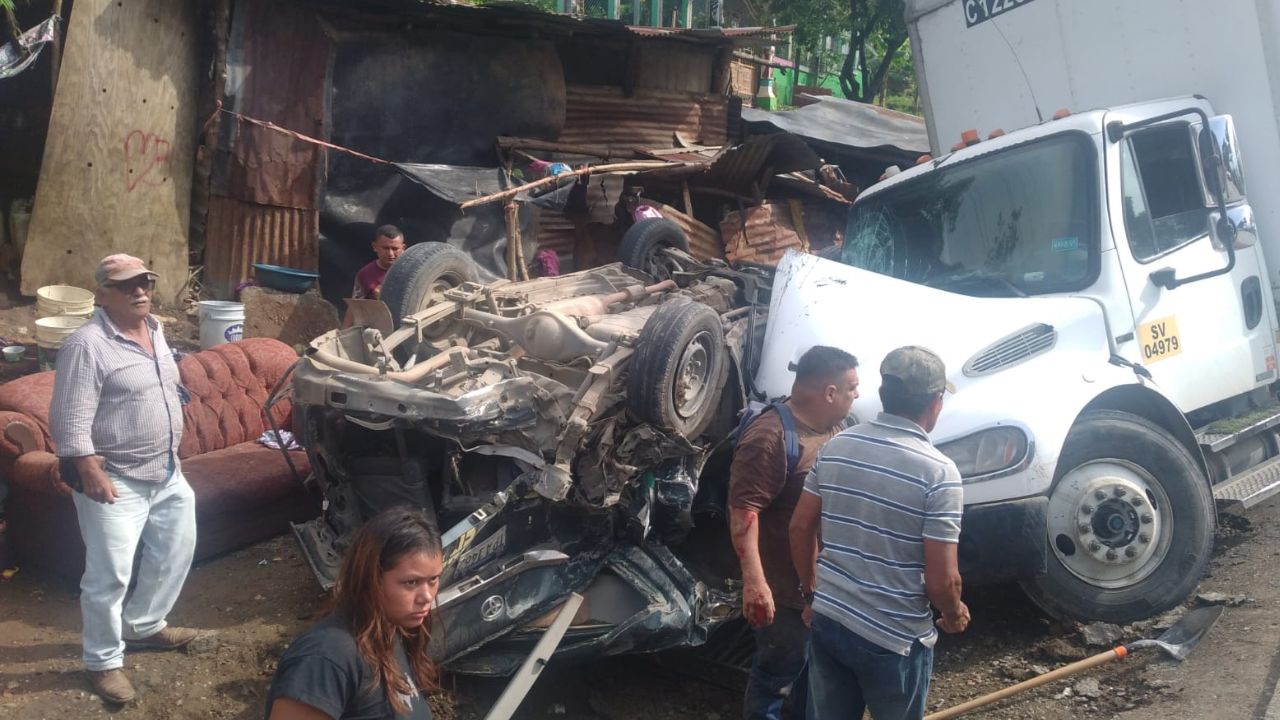 Al menos cuatro heridos en accidente de microbús y camión en Santa Bárbara