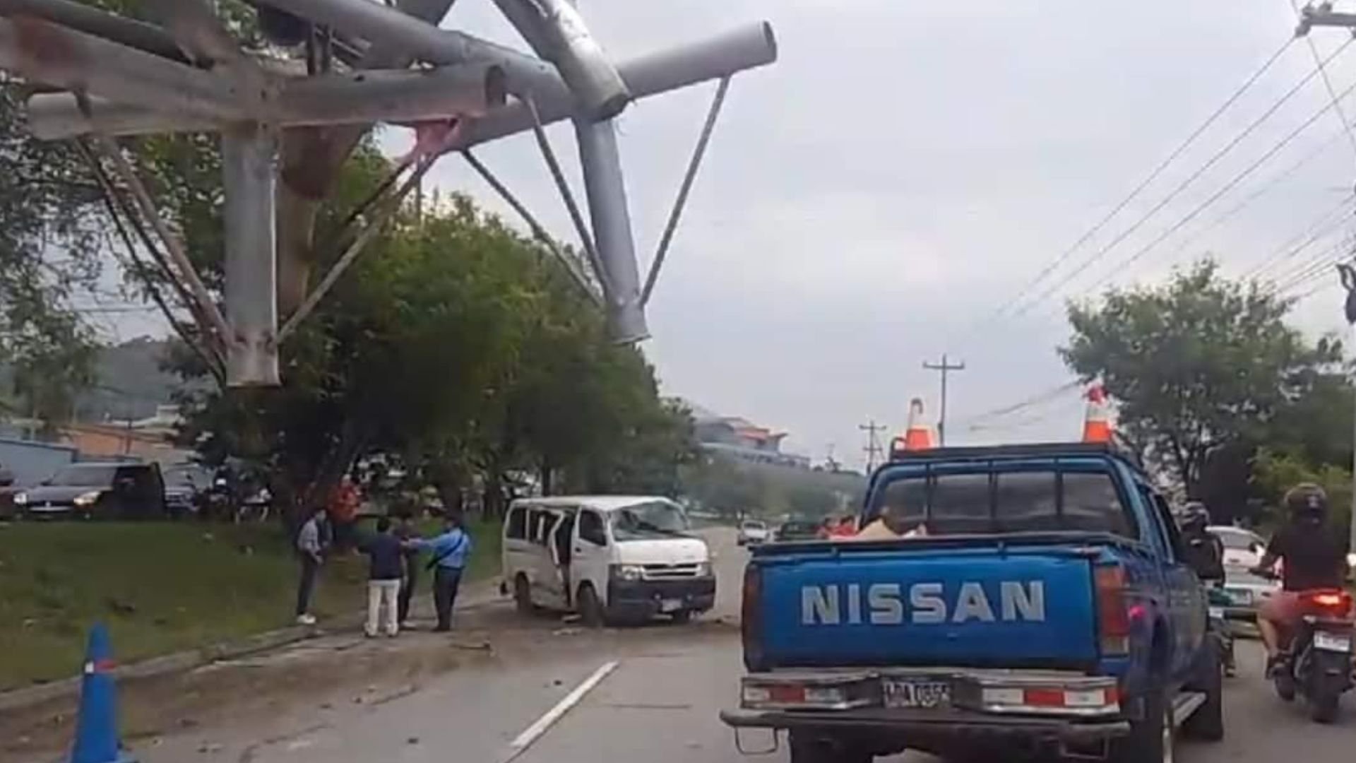 Microbús lleno pasajeros sufre aparatoso accidente en Choloma: videos