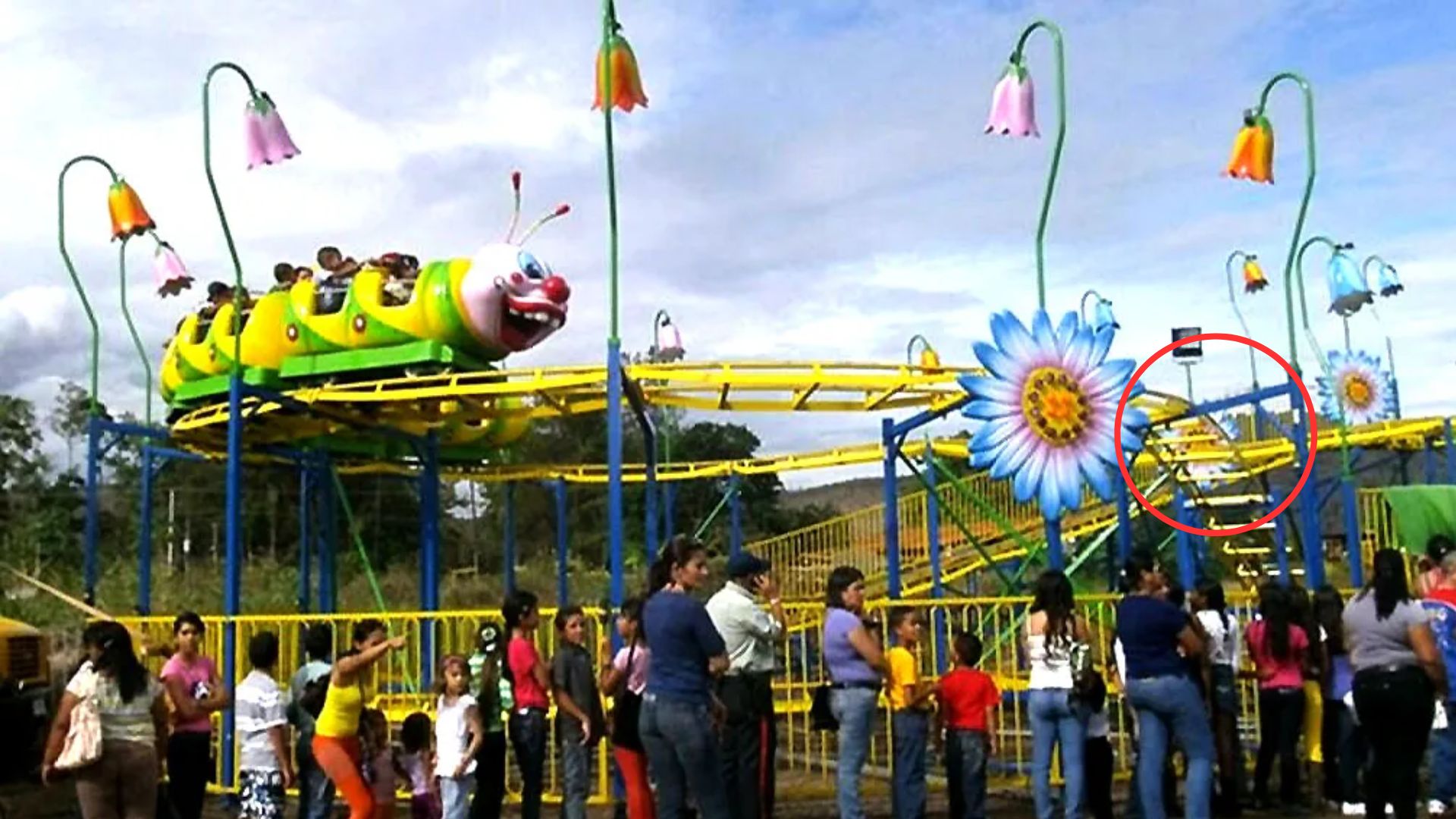 Desperfecto en 'el gusanito' provoca trágico accidente en juegos mecánicos