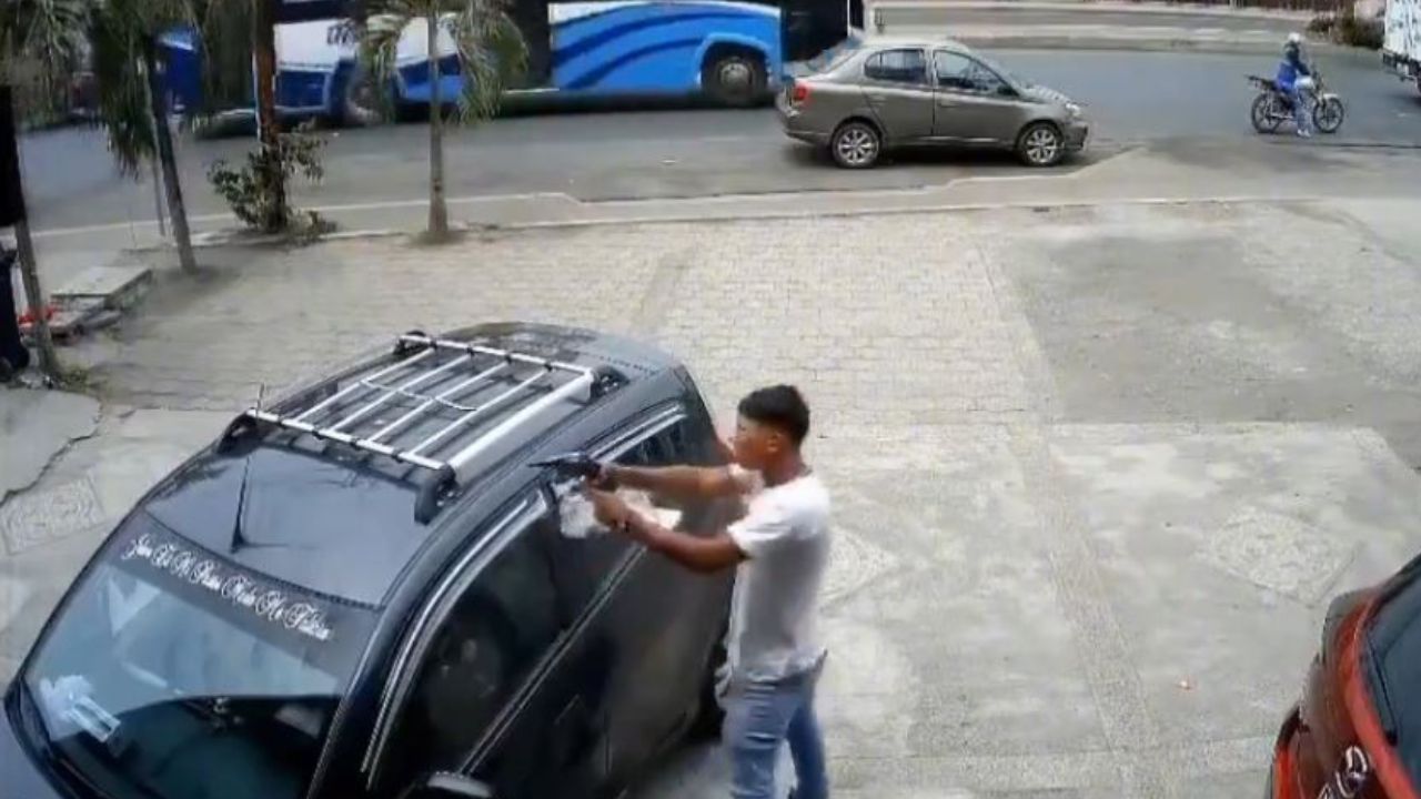 Video revela cuando guardia de seguridad mata a ladrón que asaltaba a mujer en su auto