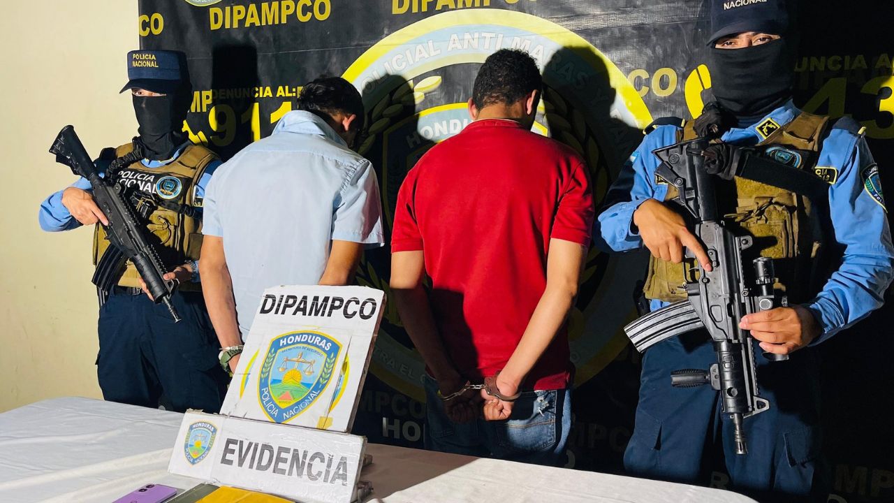 Capturan 'in fraganti' a conductor y cobrador de 'rapidito' que extorsionaban a transportistas en la capital