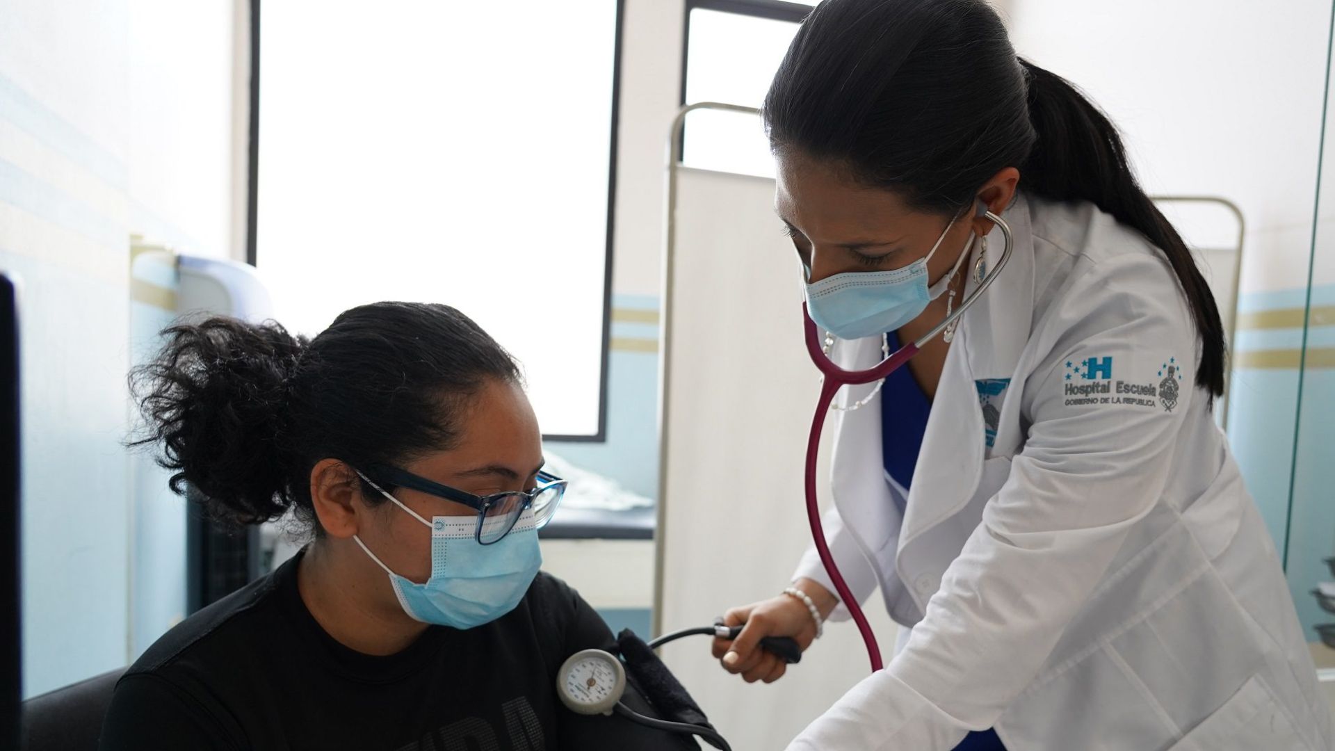 Doctores solo tienen 10 minutos para atender a pacientes, denuncia presidente del Colegio Médico