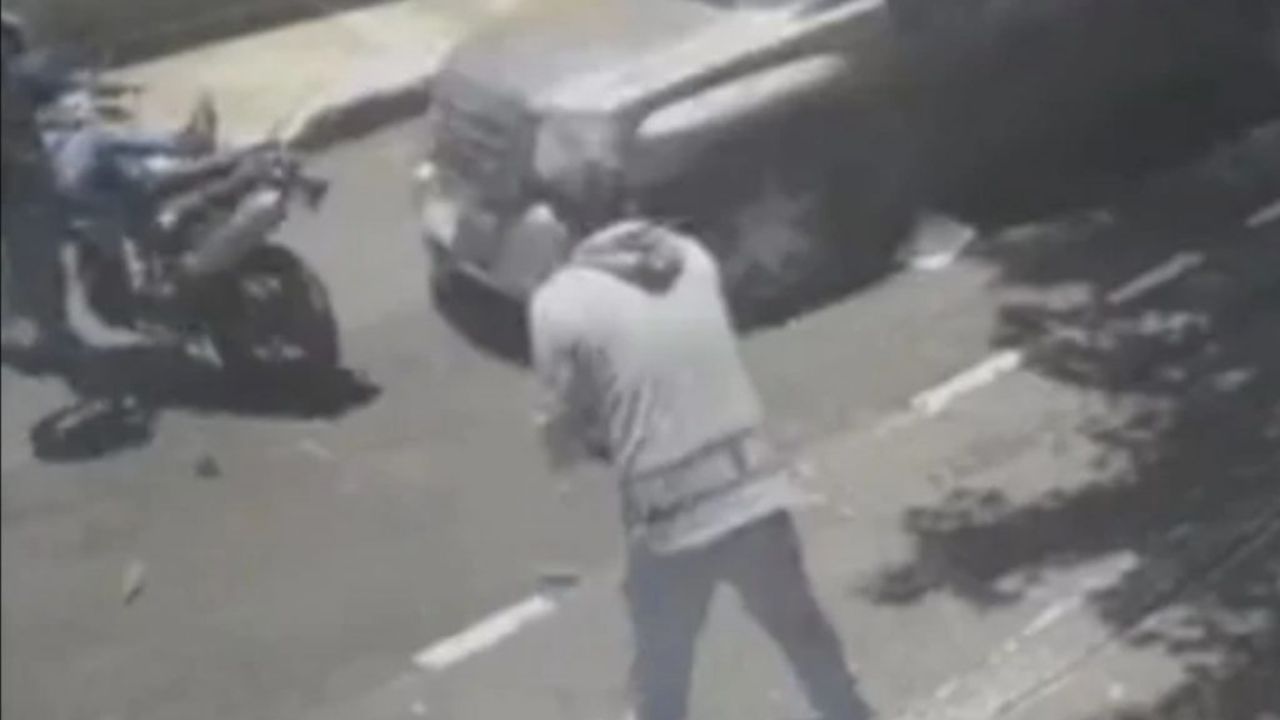 Video revela cuando conductores arrollan a sicarios y ladrones en moto en autodefensa en Brasil